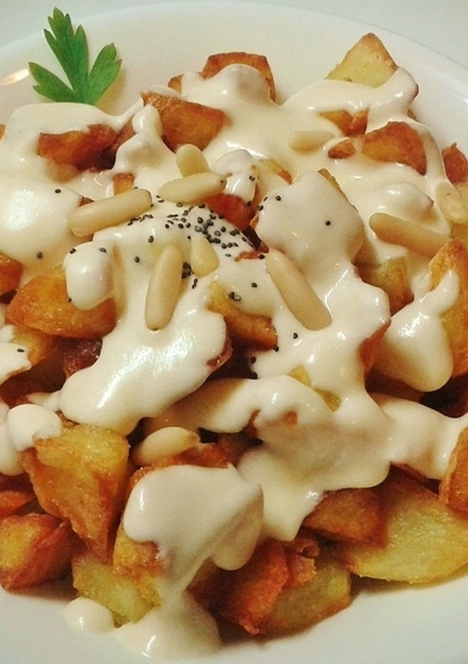 Una foto de Patatas fritas con crema de queso gouda