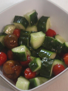 Una foto de Ensalada de pepino con tomates en almíbar