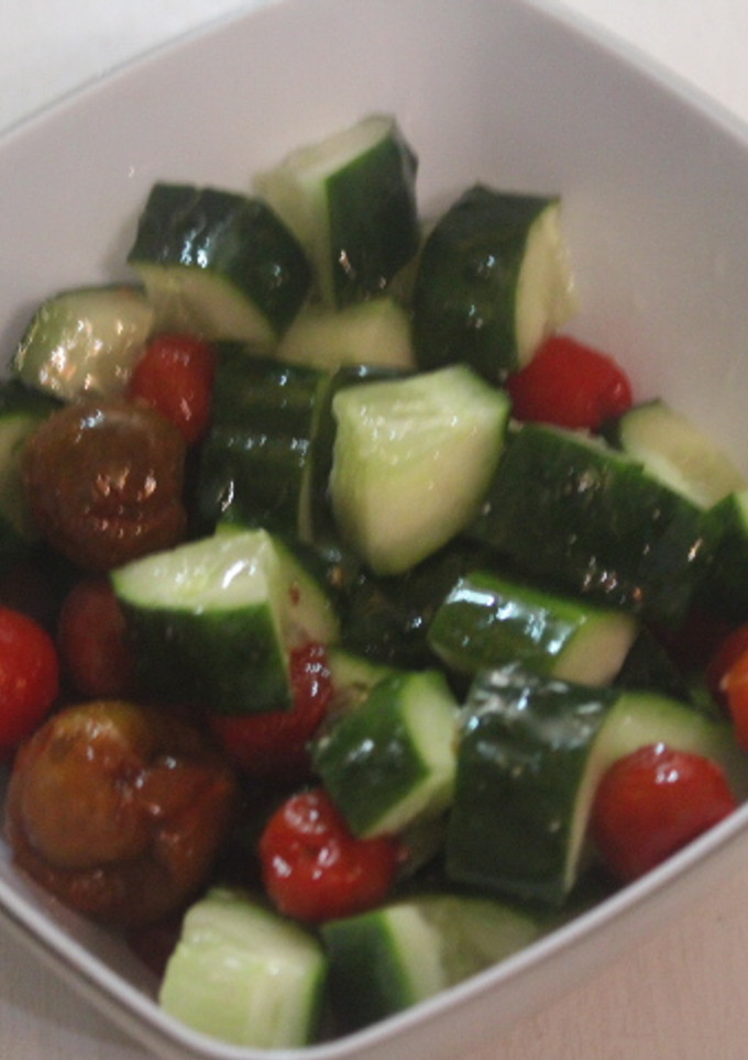 Una foto de Ensalada de pepino con tomates en almíbar