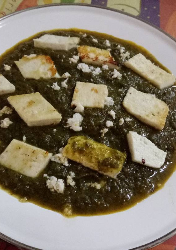 A picture of Palak paneer.