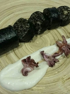 Una foto de Morcilla de mar con alioli de manzana caramelizada