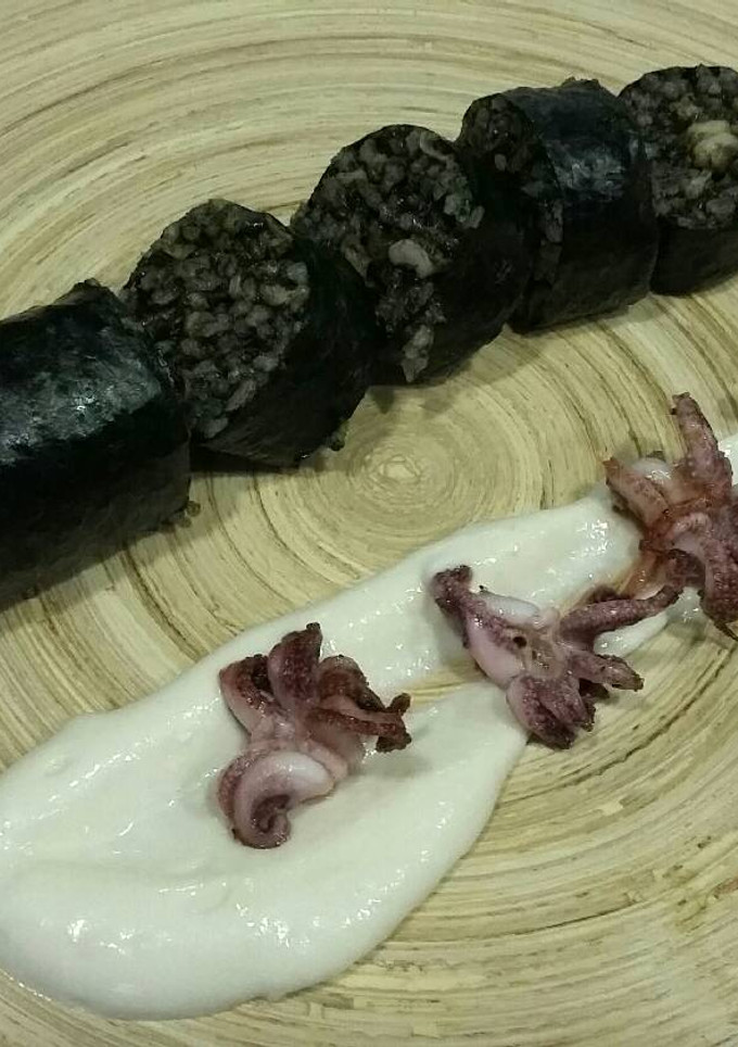 Una foto de Morcilla de mar con alioli de manzana caramelizada