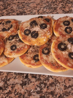 Una foto de Mini pizza con una masa muy suave y crujiente