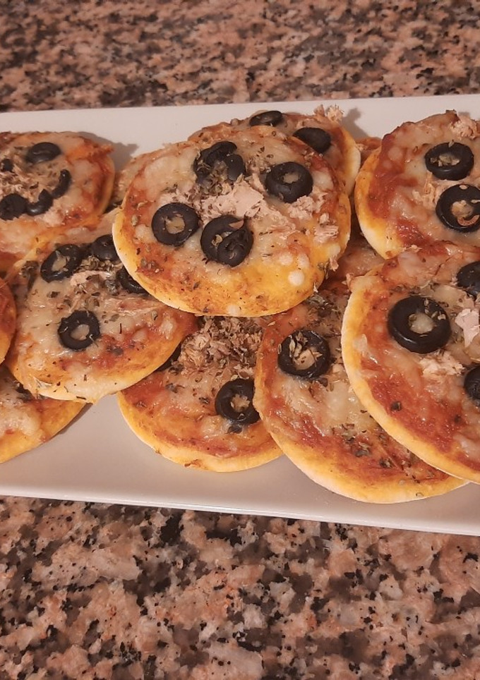 Una foto de Mini pizza con una masa muy suave y crujiente