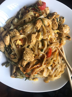 Una foto de Noodles de arroz con verdura y pollo