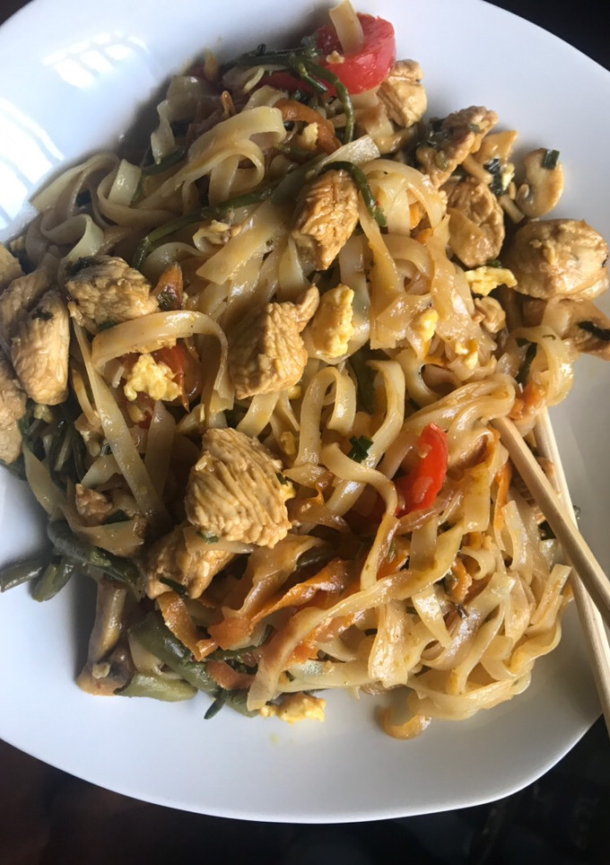 Una foto de Noodles de arroz con verdura y pollo