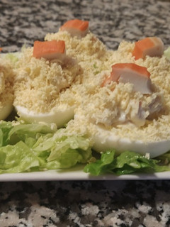 Una foto de Huevos rellenos de marisco