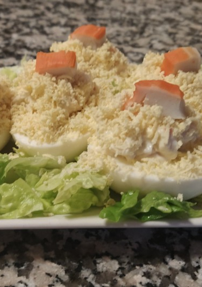 Una foto de Huevos rellenos de marisco