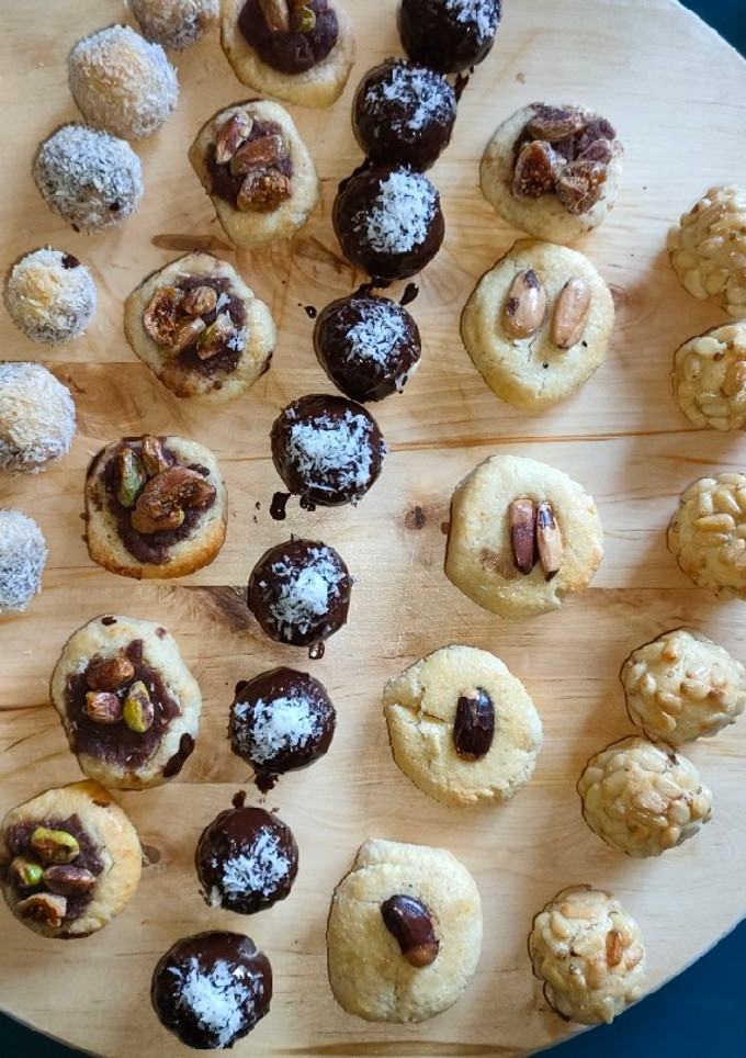 Una foto de Panellets de mazapán tradicionales