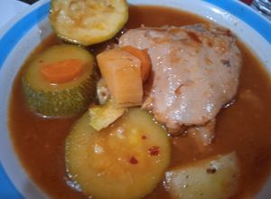 Una foto de Estofado de pollo en olla de presión