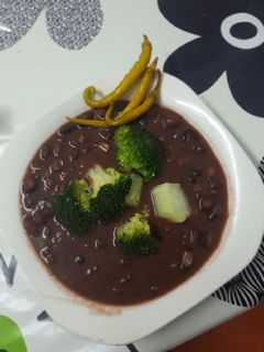 Una foto de Alubias negras de Tolosa con brócoli