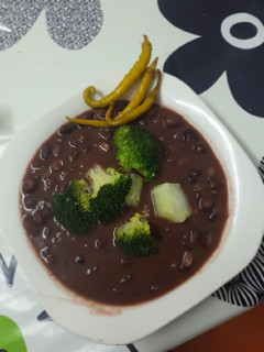 Una foto de Alubias negras de Tolosa con brócoli