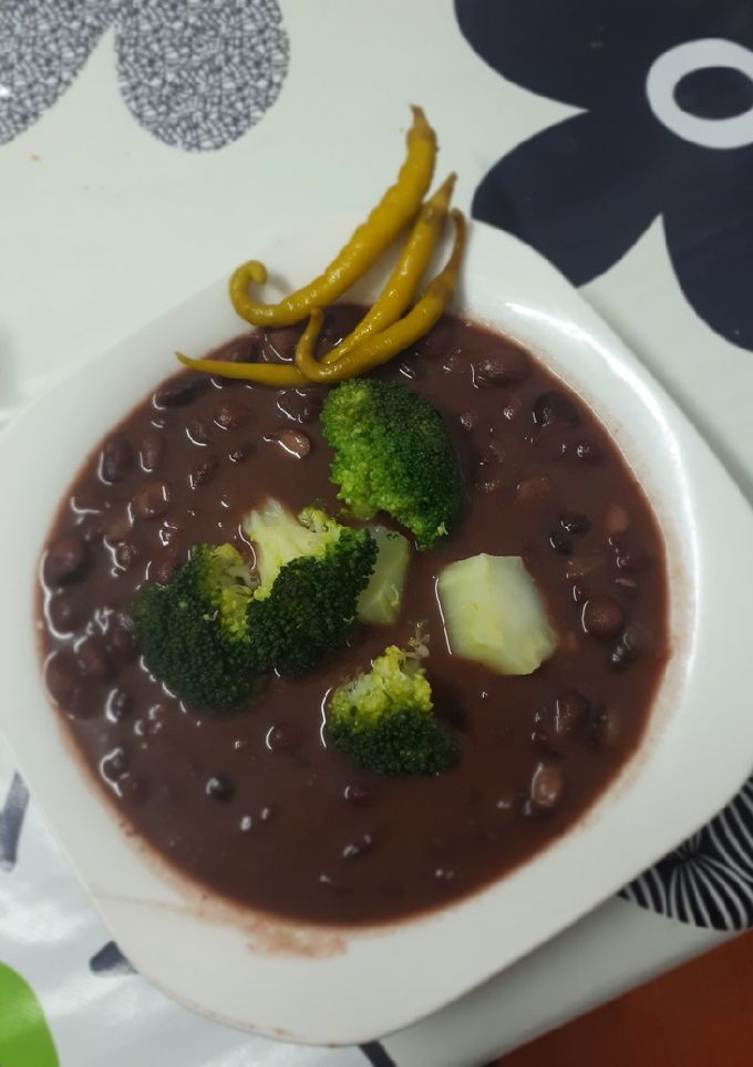 Una foto de Alubias negras de Tolosa con brócoli
