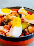 Insalata con uova e ananas