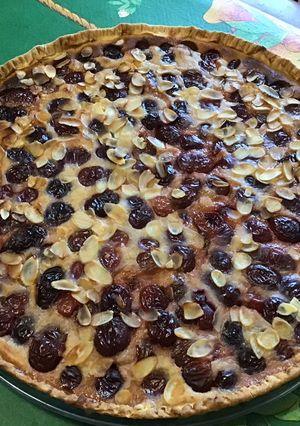 Une photo de Maxi tarte aux cerises, amandes et fromage blanc