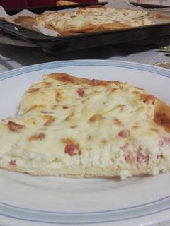 Una foto de Pizza de beicon y espuma de queso