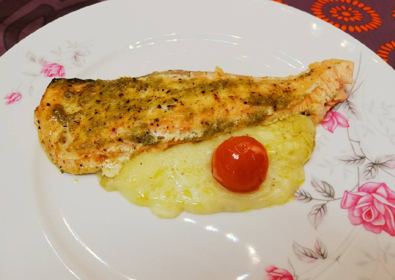 Salmón al horno con crema de patatas y queso