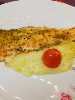 Una foto de Salmón al horno con crema de patatas y queso