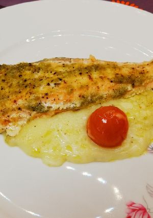 Una foto de Salmón al horno con crema de patatas y queso