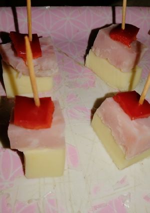Una foto de Palitos de jamón, queso y Morrón