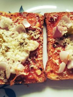 ब्रेड अनियन पिज़्ज़ा (Bread onion pizza recipe in Hindi) रेसिपी मुख्य फोटो