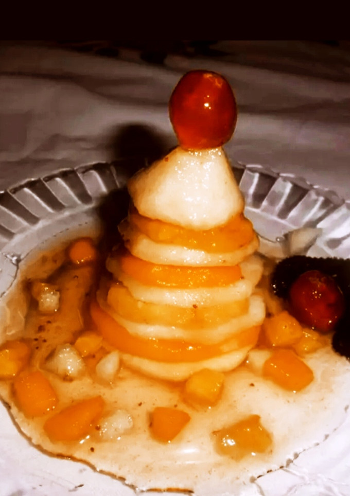 Una foto de Arbol de navidad de frutas naturales