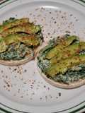 Galletas de arroz con requesón, espinacas y aguacate