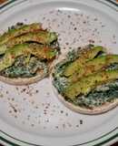 Galletas de arroz con requesón, espinacas y aguacate