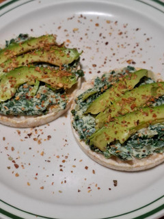 Una foto de Galletas de arroz con requesón, espinacas y aguacate