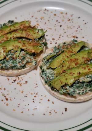 Una foto de Galletas de arroz con requesón, espinacas y aguacate