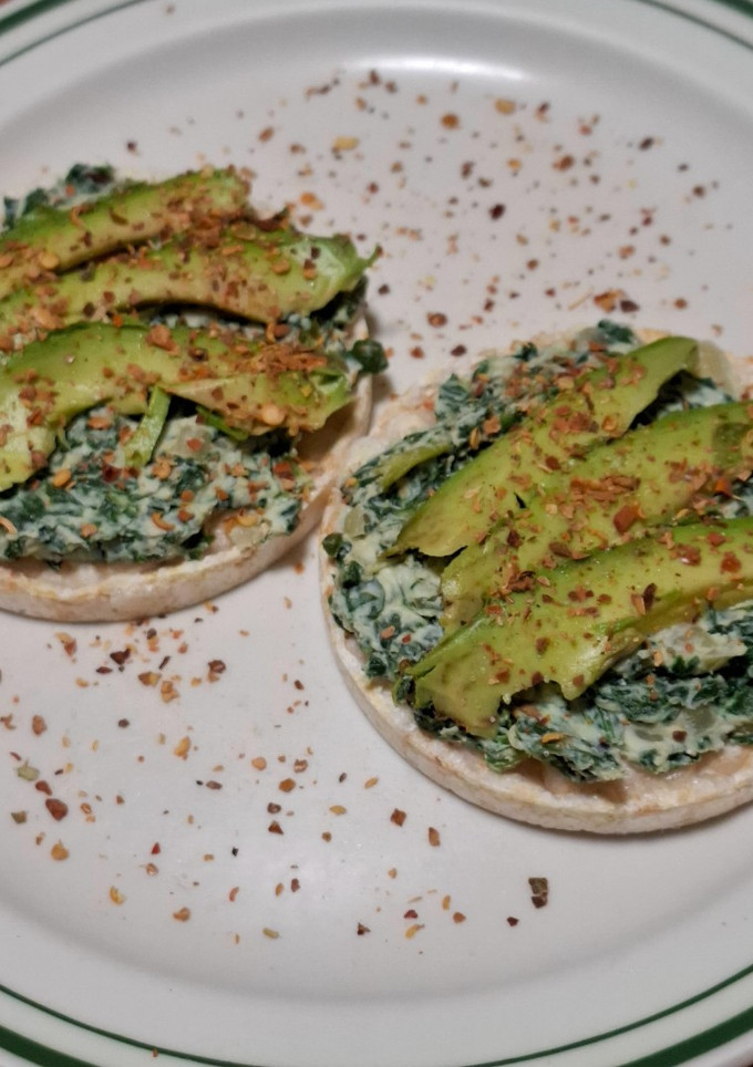 Una foto de Galletas de arroz con requesón, espinacas y aguacate