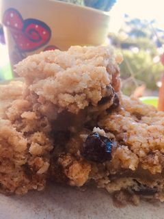 Una foto de POSTRE DE MANZANAS Y PASAS CON CRUMBLE DE AVENA 🍎🍇🍏🍇