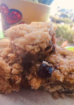 Una foto de POSTRE DE MANZANAS Y PASAS CON CRUMBLE DE AVENA 🍎🍇🍏🍇