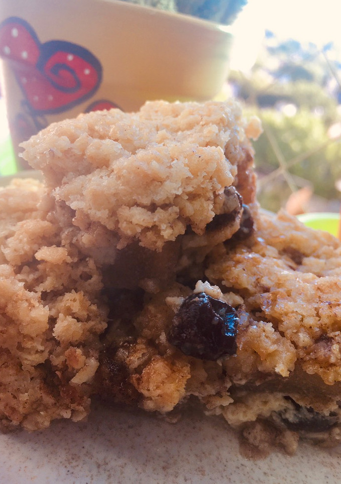 Una foto de POSTRE DE MANZANAS Y PASAS CON CRUMBLE DE AVENA 🍎🍇🍏🍇
