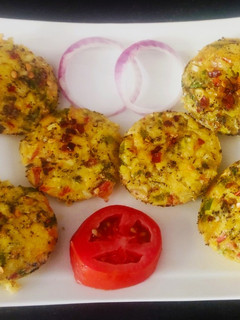 சீஸி எக் மஃபின்ஸ் (Cheesy Egg Muffins recipe in tamil) செய்முறை முக்கிய புகைப்படம்