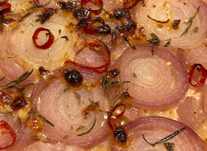 Foto di Tarte tatin di cipolla rossa di Tropea e peperoncino diavolicchio