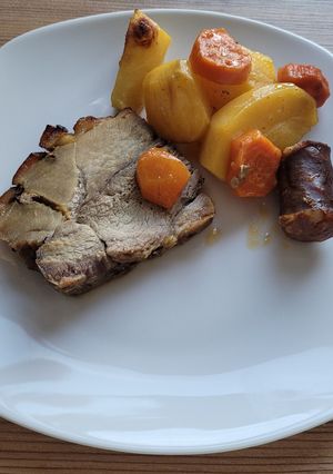 O poză a rețetei Pulpă de porc cu şoric și legume la cuptor.