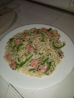 Una foto de Espaguetis con salchicha en crema de leche