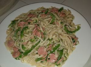 Una foto de Espaguetis con salchicha en crema de leche