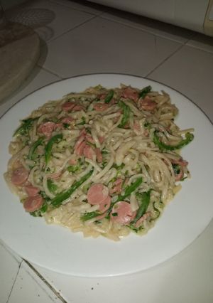 Una foto de Espaguetis con salchicha en crema de leche