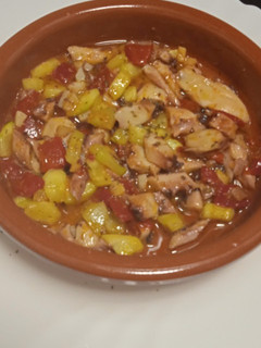 Una foto de Salteado de pulpo pimientos y calabacín al ajillo 😜😋