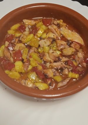 Una foto de Salteado de pulpo pimientos y calabacín al ajillo 😜😋