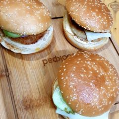 A picture of 3 colour Burger.
