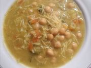 Una foto di zuppa di verza