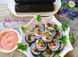 Hình của món Cơm cuộn rong biển.