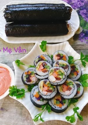 Hình của món Cơm cuộn rong biển.