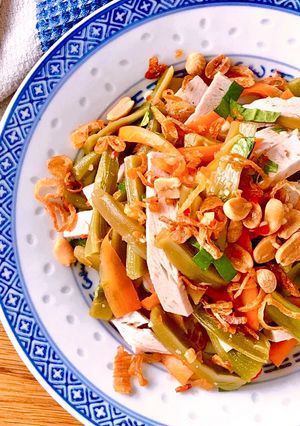 Hình của món Gỏi Rau Tiến Vua Chả Lụa.