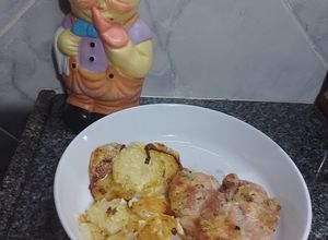 Una foto de Pollo al horno con papas y lemongrass 🍗🥔