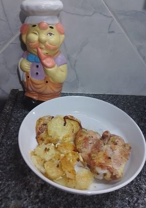Una foto de Pollo al horno con papas y lemongrass 🍗🥔
