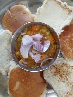 पाव भाजी (Pav bhaji recipe in hindi) रेसिपी मुख्य फोटो